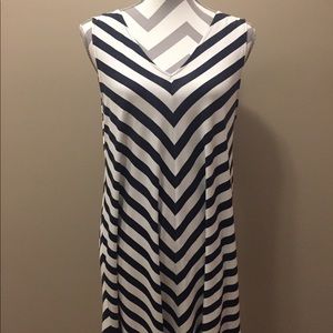 SOLD - Ladies Sleeveless, V-Neck, Loft Dress